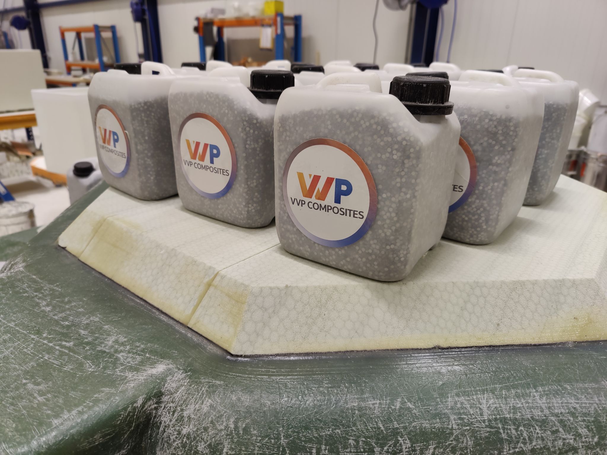 Verlijmen van PET-schuim met ballastgewicht