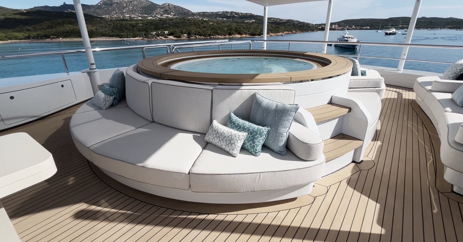 Jacuzzi inclusief ligbedden, trapopgangen en opbergvakken