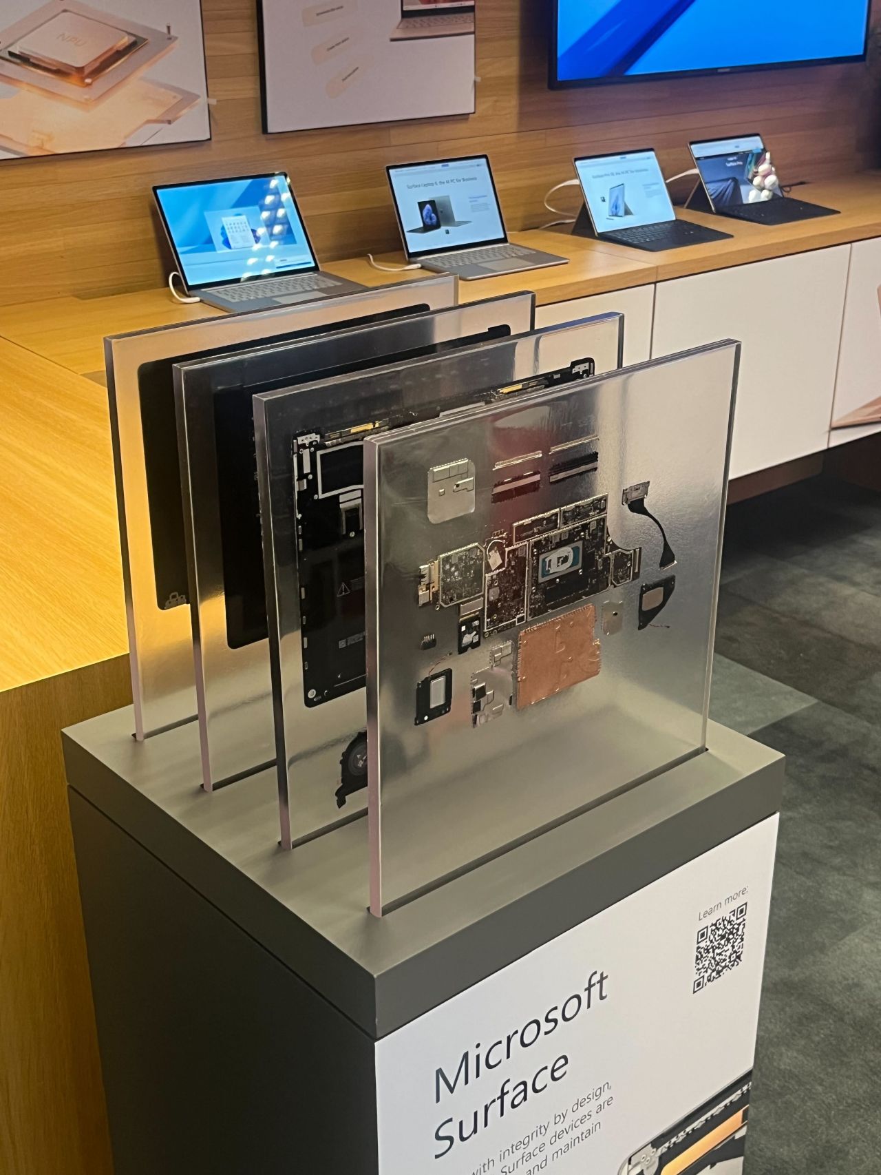 Exploded view Microsoft Surface laptop in gietepoxy
